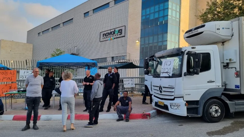 עובדי נובולוג מחוץ למקום עבודתם במודיעין