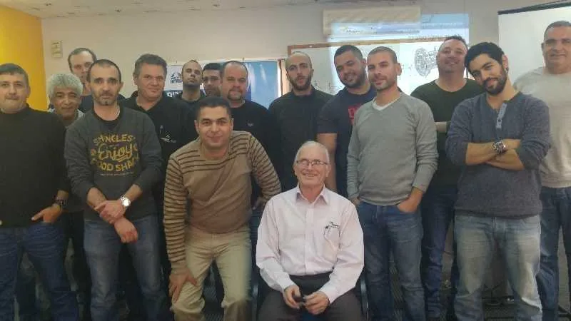 תמונה קבוצתית של משתתפי קורס מכשור ובקרה