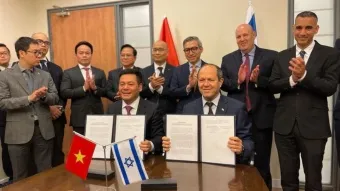 השר ברקת חותם על הסכם הסחר עם וויטנאם באפריל שנה שעברה 