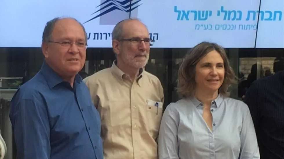 דב פרולינגר, במרכז, עם עו״ד יעל מיטס ושלמה בירמן, בפתיחת המסחר של חברת חנ״י בבורסה לני״ע בתל אביב