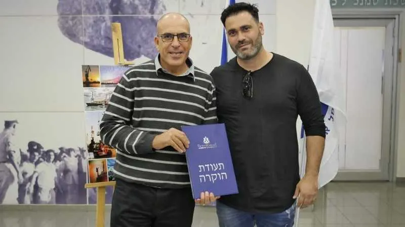 יגאל בן זיקרי מעניק תעודת הוקרה לתומר מושקביץ