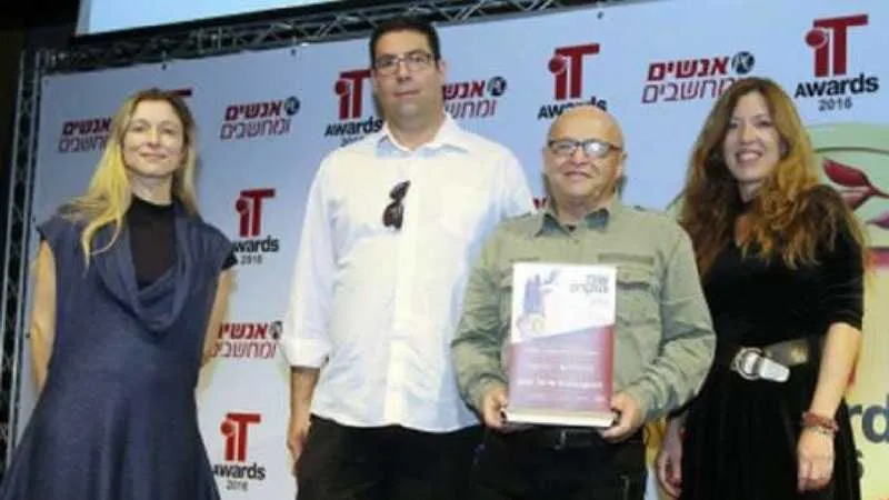 ליאור (מחזיק בפרס) לצידם של מנהלי הפרוייקטים בטלדור