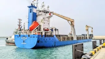 אניית המטען הכללי Skystar פורקת עצמאית בנמל המפרץן