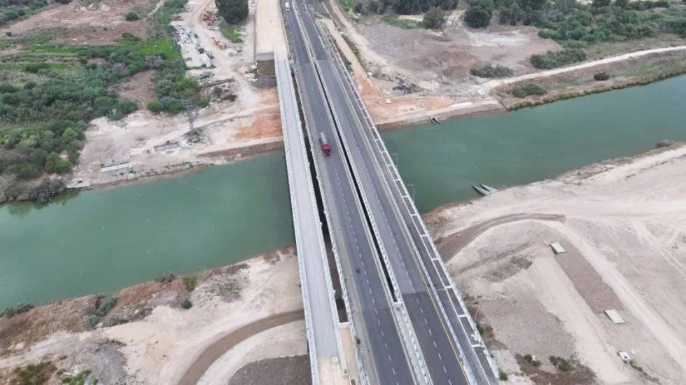 עבודות להקמת גשר הקישון בפרויקט מסילת נמל המפרץ