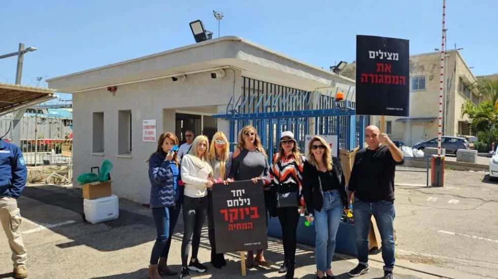 עובדים מפגינים בכניסה לממגורות דגון