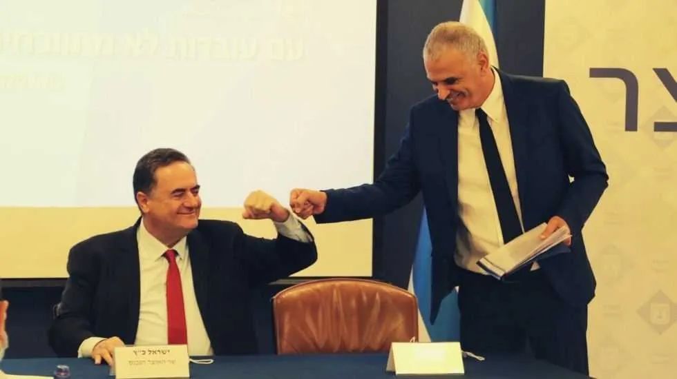 שר האוצר הנכנס ישראל כ״ץ ושר האוצר היוצא משה כחלון