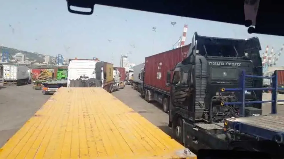 עומסים בכניסה לנמל חיפה דרך שער המטענים החדש