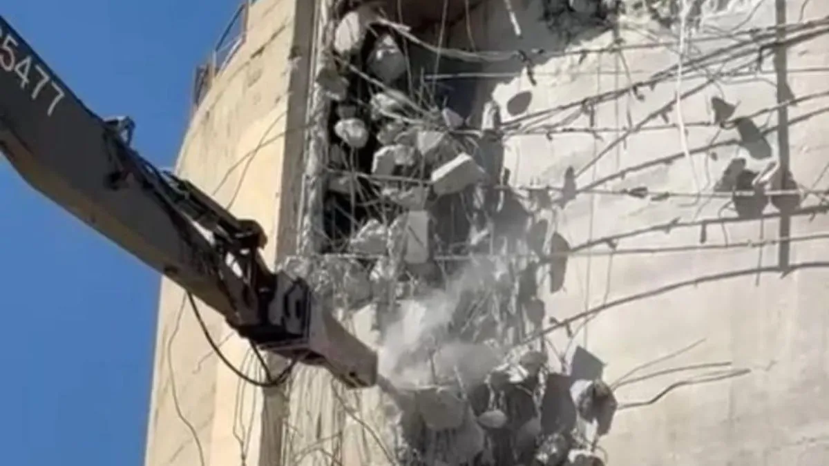 הריסת מיכל האמוניה בחיפה. עומד ריק מזה עשר שנים 
