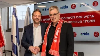 עוז ברלוביץ מנכ"ל ארקיע וצחי רייכנשטיין מנכ"ל הפועל IBI ת"א בכדורסל