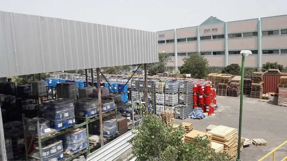 אזור אחסון חומרים מסוכנים ופסולת חומרים מסוכנים במפעל תדביק