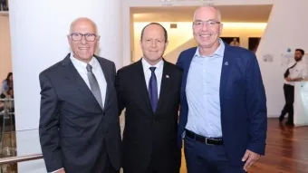 גלעד גולוב, מנכ״ל מכון התקנים, שר הכלכלה ניר ברקת ואמיר שני, יו״ר מכון התקנים, בטקס לציון מאה שנים